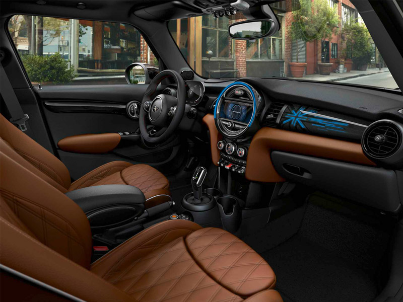 Innenraum eines MINI Cooper S mit braunen Ledersitzen und modernem Armaturenbrett.