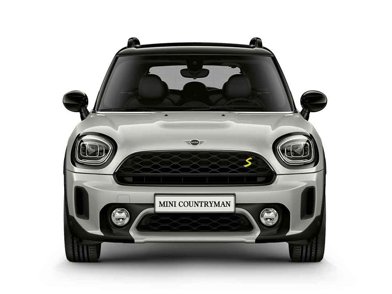 Silberner MINI Countryman von vorne, mit schwarzen Details und gelbem "S" auf dem Kühlergrill.