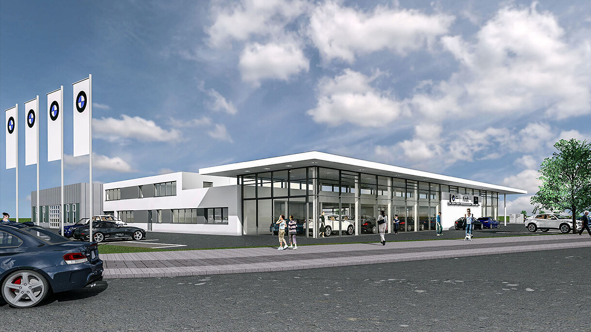 Modernes Autohaus mit Glasfront, Autos und Menschen davor, blauer Himmel mit Wolken.