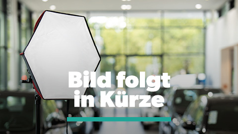 Platzhalterbild mit der Aufschrift "Bild folgt in Kürze", unscharfe Autos im Hintergrund.
